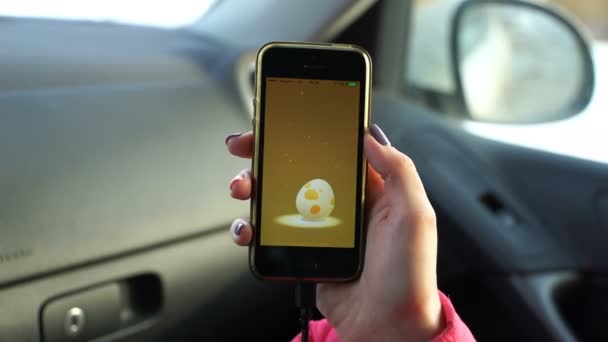 Samara, Rusko - 21. února 2017: hraní Pokémon žena jít na jeho iphone. Pokemon jít multiplayerová hra s prvky rozšířené reality. Druhá generace Pokémon. — Stock video