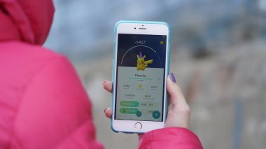 Samara, Rusya Federasyonu - 7 Mart 2017: kadın oyun pokemon git onun iphone 6s artı. Pokemon artar gerçeklik unsurları ile multiplayer oyun gitmek.