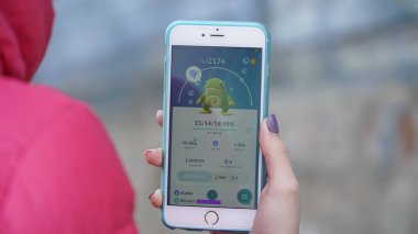 Samara, Rusya Federasyonu - 7 Mart 2017: kadın oyun pokemon git onun iphone 6s artı. Pokemon artar gerçeklik unsurları ile multiplayer oyun gitmek.