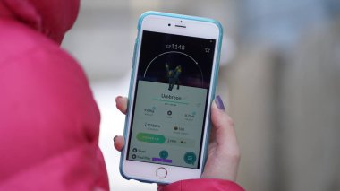 Samara, Rusya Federasyonu - 7 Mart 2017: kadın oyun pokemon git onun iphone 6s artı. Pokemon artar gerçeklik unsurları ile multiplayer oyun gitmek.