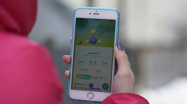 Samara, Rusya Federasyonu - 7 Mart 2017: kadın oyun pokemon git onun iphone 6s artı. Pokemon artar gerçeklik unsurları ile multiplayer oyun gitmek.