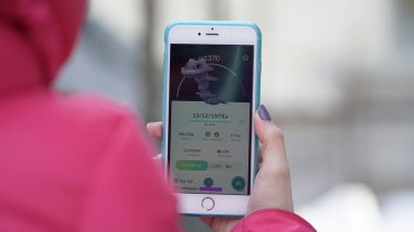 Samara, Rusya Federasyonu - 7 Mart 2017: kadın oyun pokemon git onun iphone 6s artı. Pokemon artar gerçeklik unsurları ile multiplayer oyun gitmek.