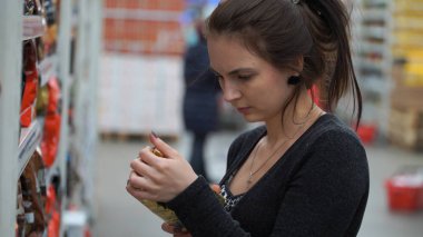 Kadın kahve bir süpermarkette satın alır.