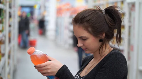 Женщина покупает сок в супермаркете или магазине . — стоковое фото