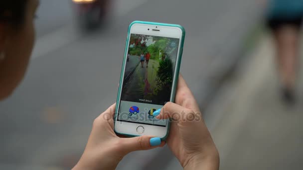 Phuket, thailand - 29. März 2017: pokemon spielende Frau geht auf sein iphone 6s plus. Pokemon Go Multiplayer-Spiel mit Elementen der erweiterten Realität. Corsola wurde erwischt. — Stockvideo
