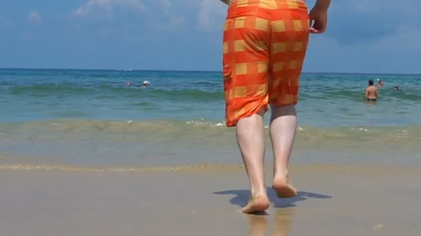 Footage mannen springer i havet. — Stockvideo