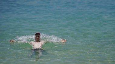 Adam okyanusta yüzüyor..