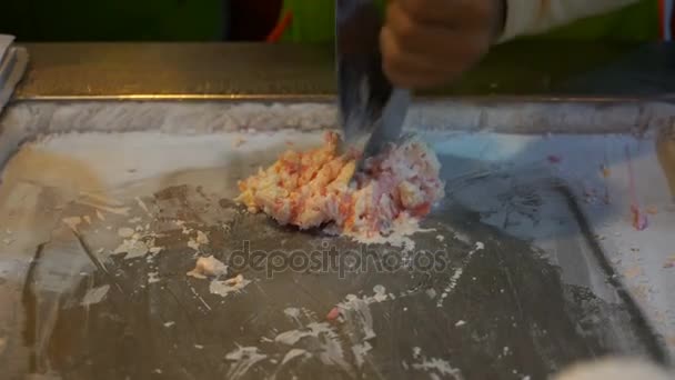 烹饪天然水果冰淇淋的画面 — 图库视频影像