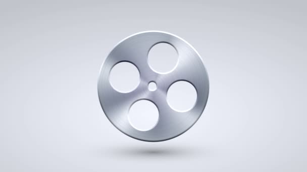 Animação ícone de filme de rotação de metal completo no fundo azul. Vídeo em 4K com alfa matte — Vídeo de Stock