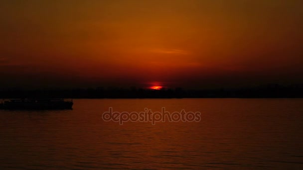 Fartyget seglar på floden vid solnedgången bakgrund. — Stockvideo