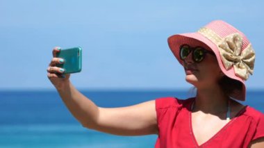 Görüntüleri kız selfie Okyanusu üzerinde yapıyor.