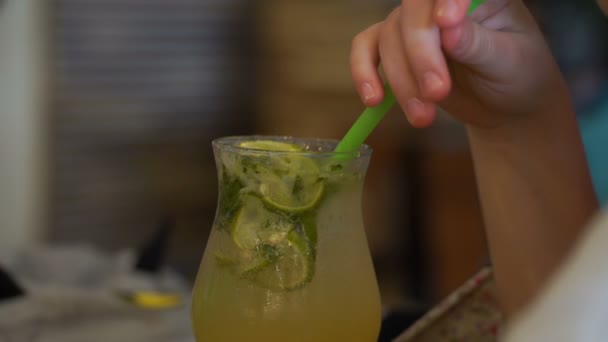 Dívka nápoje mojito v kavárně — Stock video