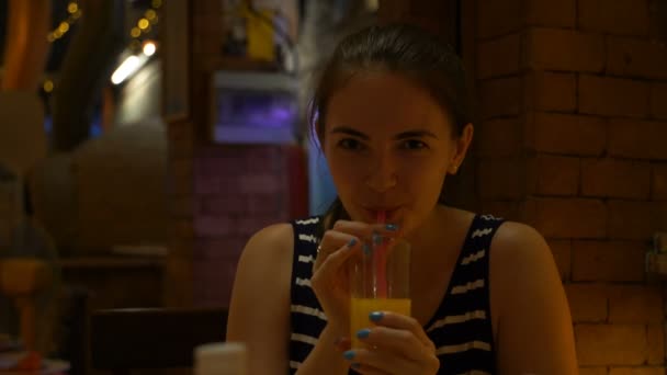 Mujer comiendo en un café y se ríe . — Vídeos de Stock