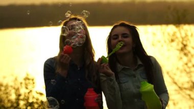 Kız darbe bubbles açık havada Nehri yakınında