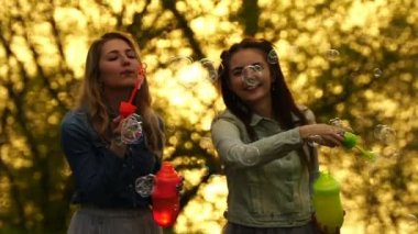 Kız darbe bubbles açık havada Nehri yakınında
