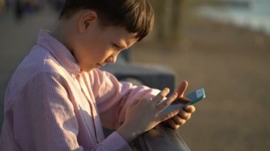 genç adam bir uygulama smartphone kullanır ya da sosyal ağlarda tırmanıyor.