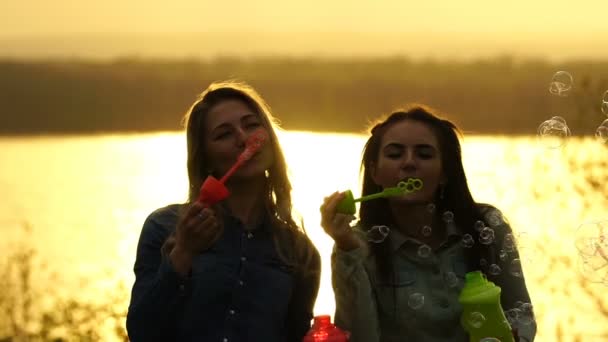 Foukat bubliny venku u řeky přítelkyně — Stock video