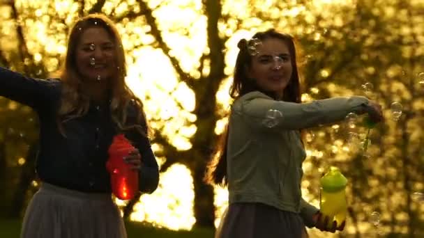 Vriendin klap bubbels buiten in de buurt van de rivier — Stockvideo