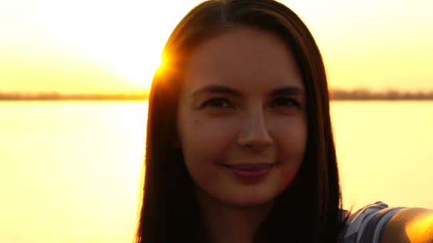 Fiatal lány csinál selfie, sunset háttér — Stock videók