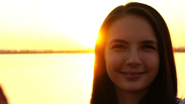 Giovane ragazza facendo selfie su sfondo tramonto — Video Stock