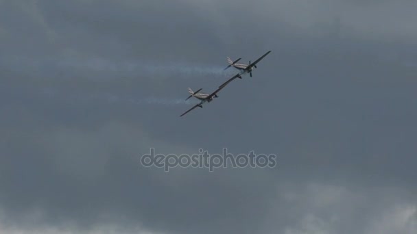 Militärflugzeug fliegt in den Himmel — Stockvideo