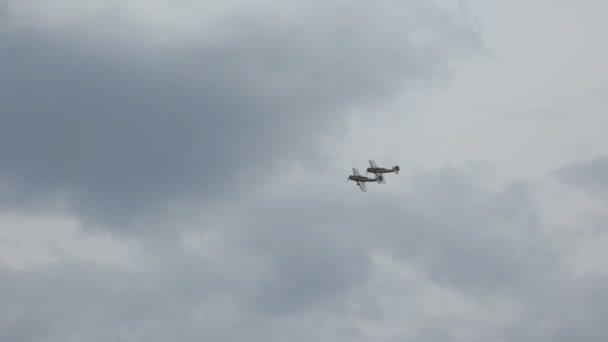 Военный самолет летает в небе — стоковое видео