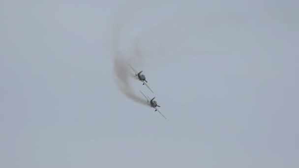 Vojenské letadlo letí na obloze — Stock video