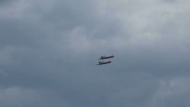 Katonai repülőgép repül az égen — Stock videók