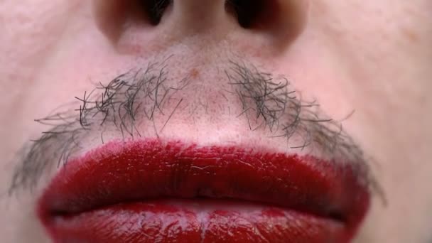 一个男人鬼混，描绘了他的嘴唇在相机上. — 图库视频影像