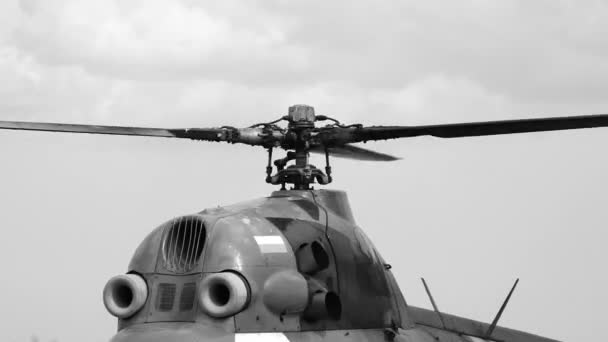 Helikopter yakın almaya hazırlanıyor. — Stok video