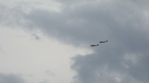 Militair vliegtuig vliegt in de lucht — Stockvideo