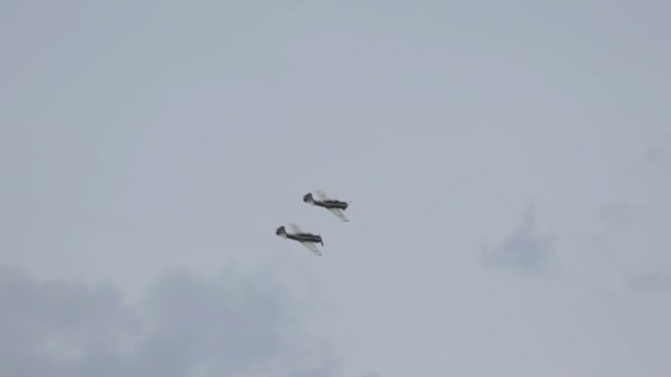 军用飞机在天上飞 — 图库视频影像