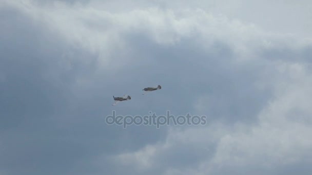Wojskowy samolot leci na niebie — Wideo stockowe