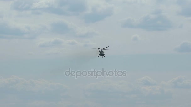 Helicóptero voando no céu. — Vídeo de Stock