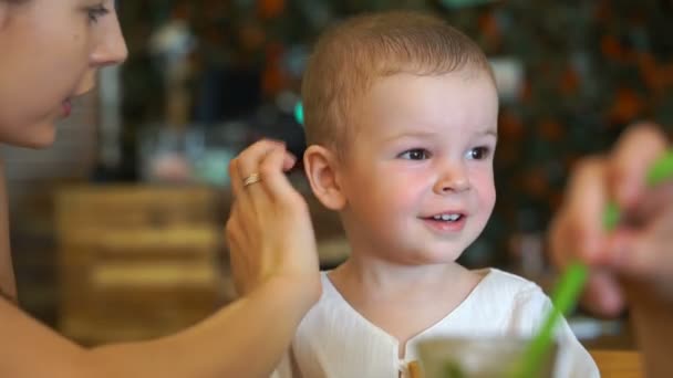 Filmación mamá e hijo en la cafetería — Vídeo de stock