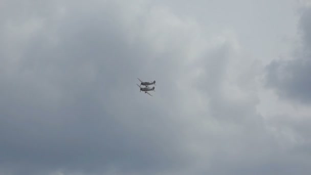 Avión militar vuela en el cielo — Vídeos de Stock