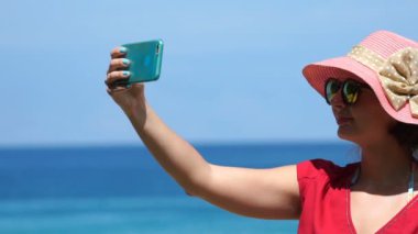 Görüntüleri kız selfie Okyanusu üzerinde yapıyor.