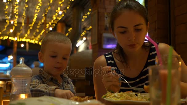 映像のお母さんと息子のカフェで食べる. — ストック動画