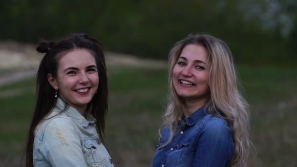두 여자 친구 카메라에 웃음. — 비디오