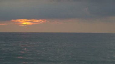 Görüntüleri günbatımı okyanus üzerinde