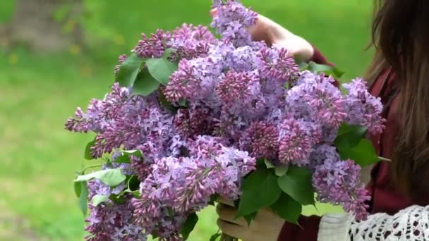 Frau mit einem Strauß Flieder in Blüte. — Stockvideo