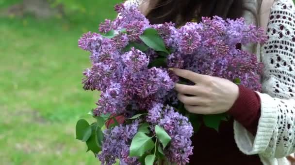 Kobieta trzyma bukiet bzu w kwiat. — Wideo stockowe