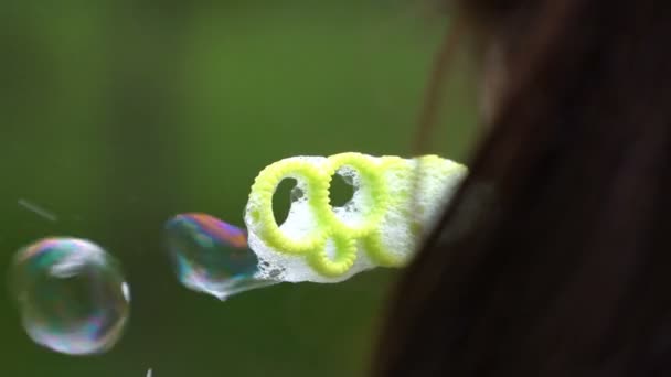 Молодая женщина пускает пузыри . — стоковое видео