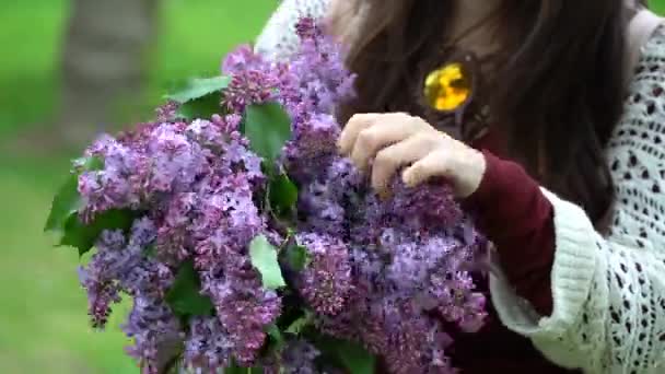 Donna che tiene un mazzo di lillà in fiore . — Video Stock