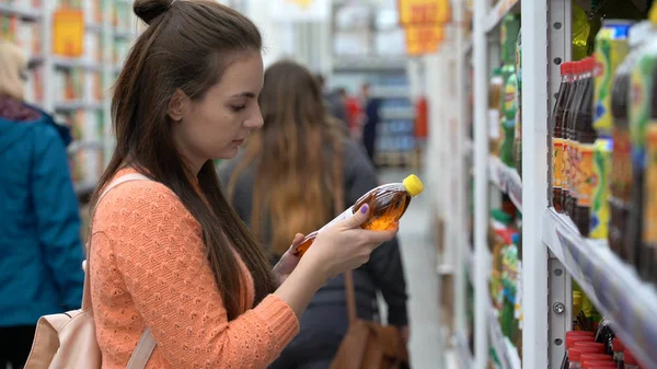Девушка покупает лимонад в магазине . — стоковое фото
