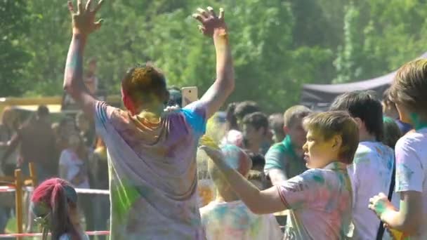 Samara, Rusia - 27 de mayo de 2017: Holi festival de colores — Vídeos de Stock