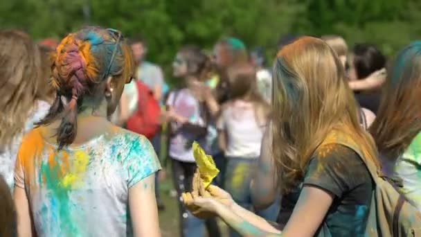 Samara, Russia - 27 maggio 2017: Holi festival dei colori — Video Stock