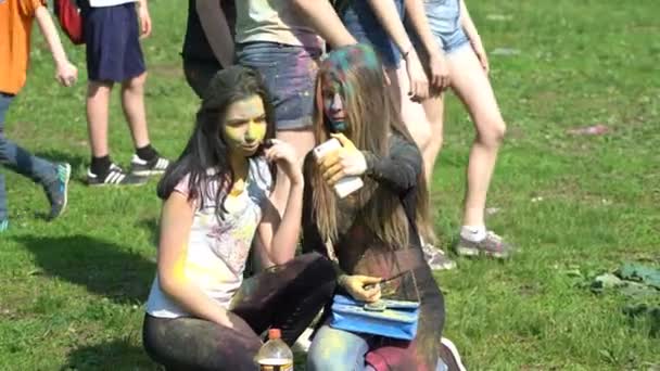 Samara, Ryssland - 27 maj 2017: Holi festivalen av färger — Stockvideo