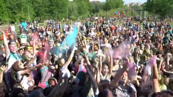 Samara, Russia - May 27, 2017: Holi festival of colors — Stock Video