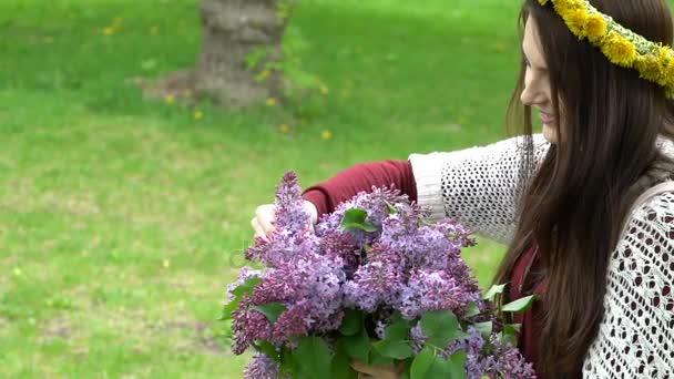 Kvinna som håller en bukett syrener i blossom. — Stockvideo